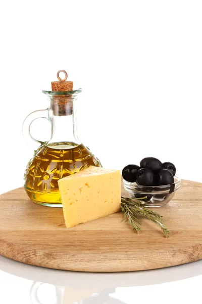 Azeitonas pretas em taça branca com alecrim, azeite e queijo a bordo, isoladas a branco — Fotografia de Stock