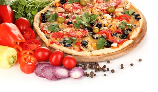 Heerlijke pizza met ingrediënten rond geïsoleerde op wit — Stockfoto