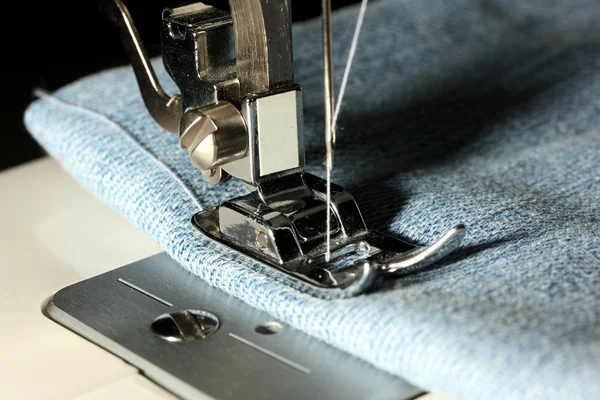 Máquina de coser con jeans primer plano —  Fotos de Stock