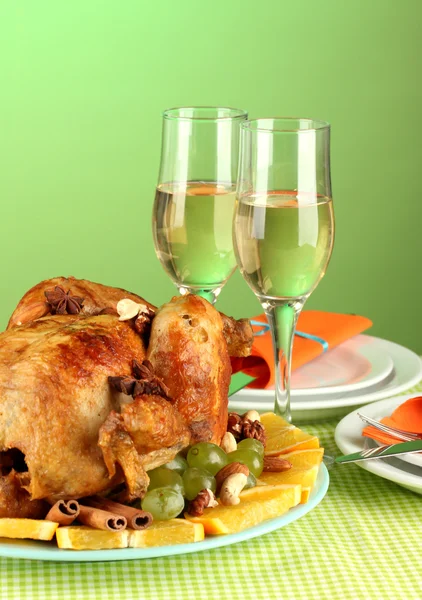 Τραπέζι Συμπόσιο με ψητό κοτόπουλο σε κοντινό πλάνο πράσινο φόντο. ημέρα των ευχαριστιών — Φωτογραφία Αρχείου