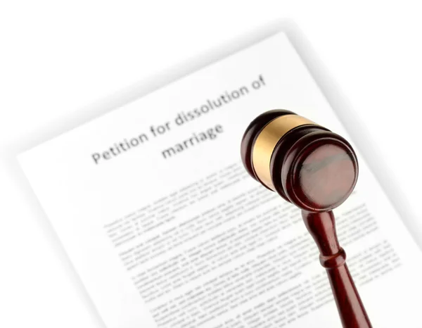 Decreto de divórcio e martelo de madeira sobre fundo branco — Fotografia de Stock