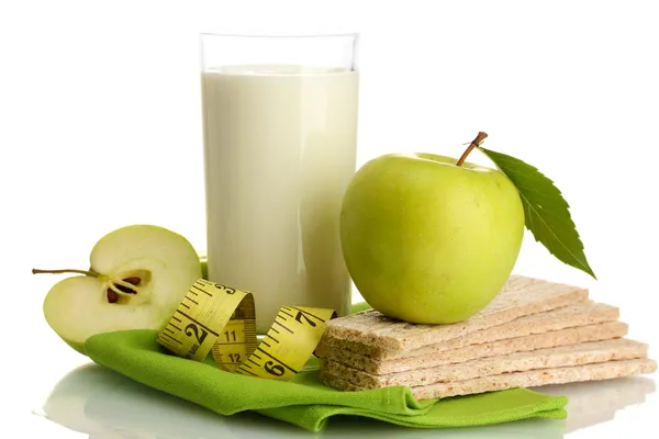 Vaso de kéfir, manzanas verdes, panes fritos y cinta métrica aislada en blanco — Foto de Stock