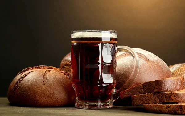 Tankard de panes de kvass y centeno, sobre mesa de madera sobre fondo marrón —  Fotos de Stock