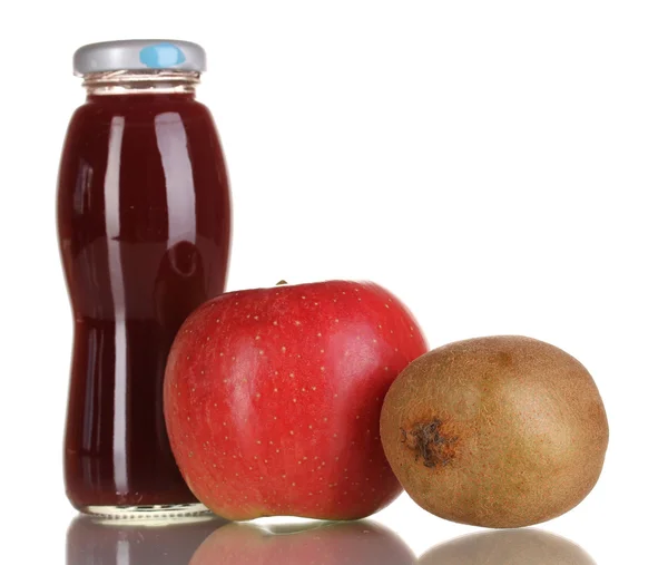 Délicieux jus de pomme et de kiwi en bouteille en verre et fruits à côté isolé sur blanc — Photo