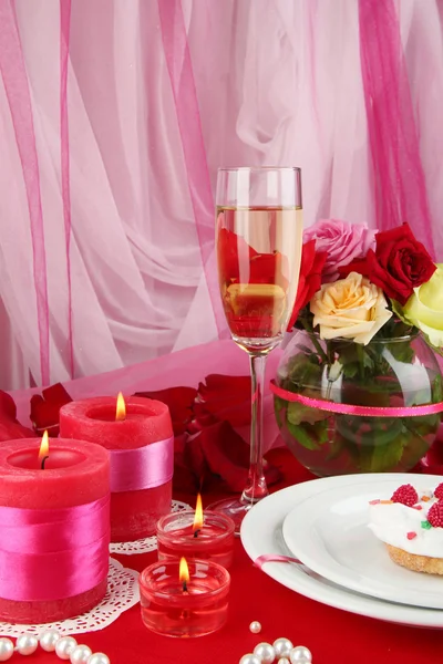 Apparecchiatura della tavola in onore di San Valentino su sfondo tessuto bianco — Foto Stock