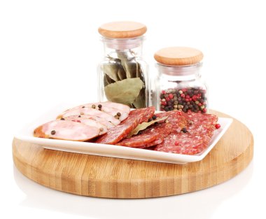 plaka üzerinde beyaz izole lezzetli dilimlenmiş sucuk