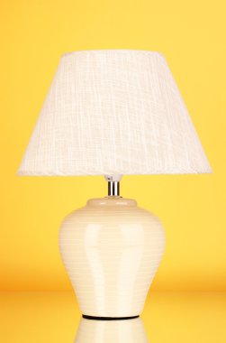Masa lambası Sarı zemin üzerine