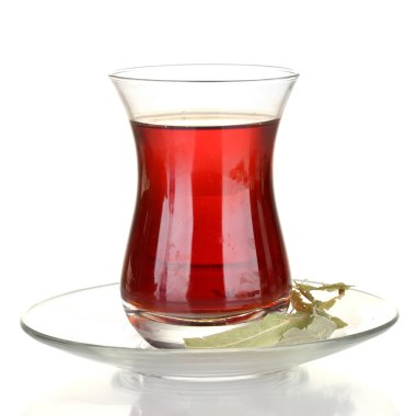 Beyaz üzerine izole edilmiş bir bardak Türk çayı
