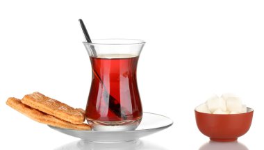 Beyaz üzerine izole edilmiş bir bardak Türk çayı