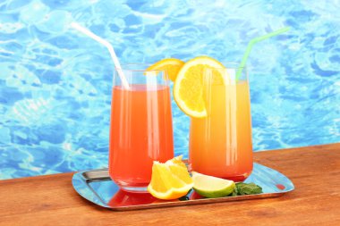 İki kokteyl mavi zemin üzerine tepsi