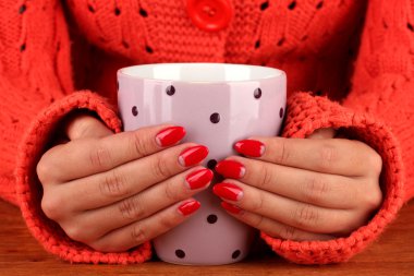 bir fincan tutan eller sıcak içecek, yakın çekim