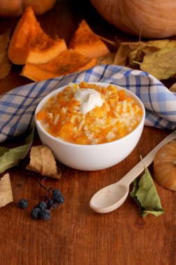 ahşap masa yakın çekim üzerinde beyaz tabak içinde yararlı kabak püresi