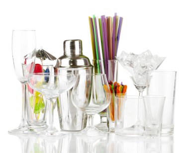 kokteyl shaker ve üzerinde beyaz izole gözlük