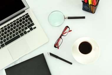 ofis arzı ve üzerinde beyaz izole laptop