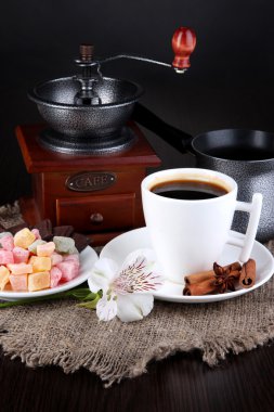 Beyaz fincan Türk kahvesi rahat lokum, kahve ve Kahve değirmeni ahşap tablo