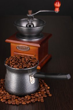 kahve makinesi ve Kahve değirmeni üzerinde kahverengi masa