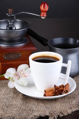 Beyaz fincan Türk kahvesi ile kahve makinesi ve Kahve değirmeni ahşap tablo