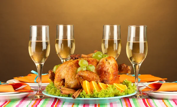 Mesa de banquete con pollo asado sobre fondo marrón primer plano. Día de Acción de Gracias —  Fotos de Stock