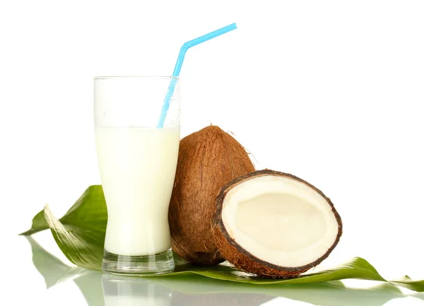 Vaso de leche de coco y cocos aislados en blanco —  Fotos de Stock
