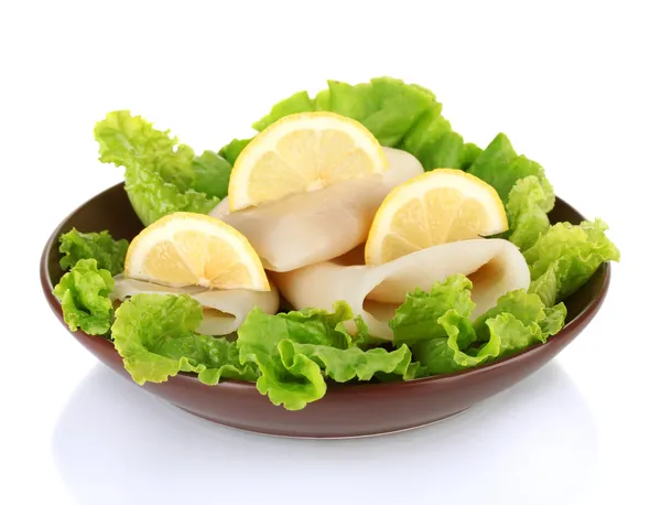 Calamares hervidos con lechuga y limón en el plato aislado en blanco —  Fotos de Stock