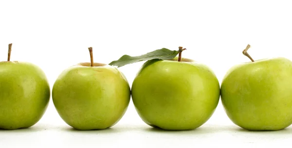 Сладкие яблоки, изолированные на белом — стоковое фото