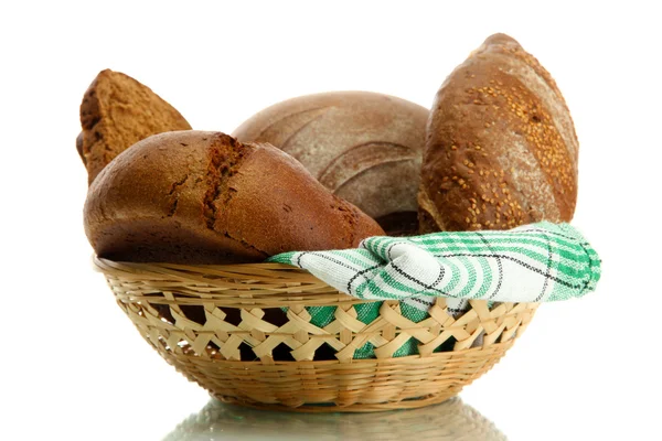 Sabrosos panes de centeno en cesta, aislados en blanco — Foto de Stock
