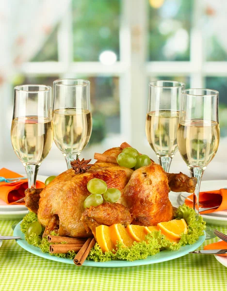 Banquet table with roast chicken and glasses of wine. Thanksgiving Day — Stock Photo, Image