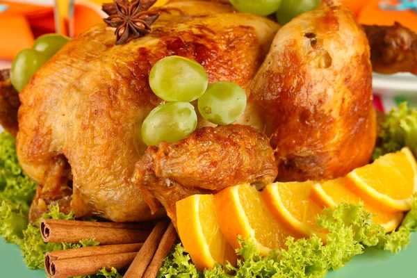Roastes κοτόπουλο με σταφύλια, μαρούλι και μπαχαρικά close-up. ημέρα των ευχαριστιών — Φωτογραφία Αρχείου
