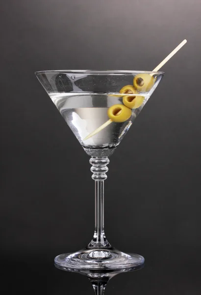Vidro Martini e azeitonas sobre fundo cinzento — Fotografia de Stock
