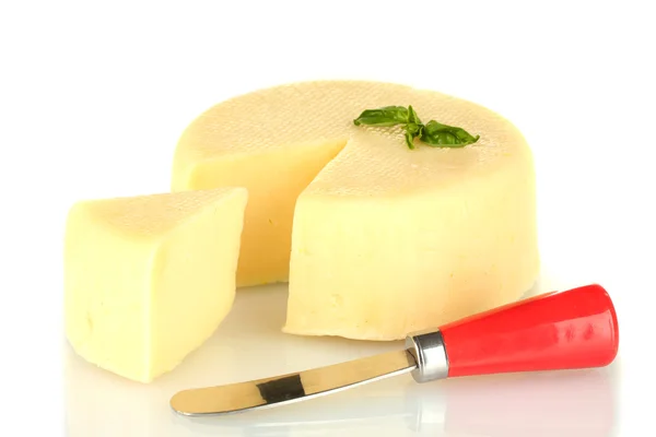 Нарезанный сыр моцарелла с ножом изолирован на белом — стоковое фото