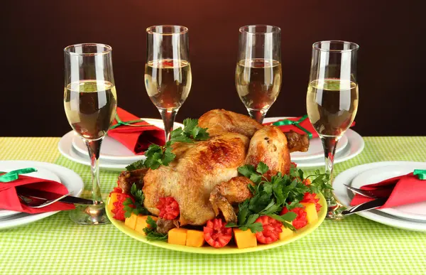 Mesa de banquete con pollo asado de cerca. Día de Acción de Gracias — Foto de Stock