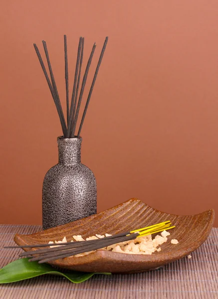 Ajuste de aromaterapia sobre fondo marrón — Foto de Stock