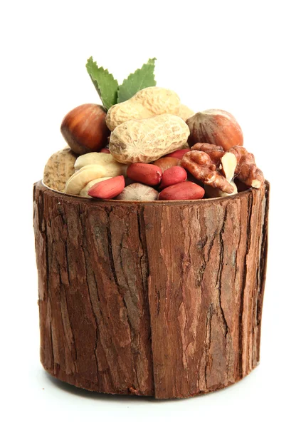 Assortiment van smakelijke noten met bladeren in houten vaas, geïsoleerd op wit — Stockfoto