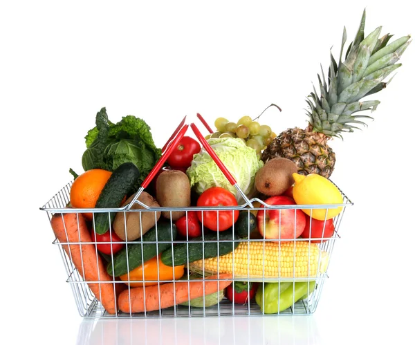 Verduras frescas y frutas en canasta metálica aisladas sobre blanco —  Fotos de Stock