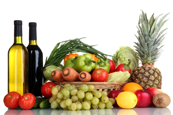 Sammansättning med grönsaker och frukt i korg isolerad på vitt — Stockfoto