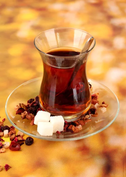 Verre de thé turc sur fond de couleur — Photo