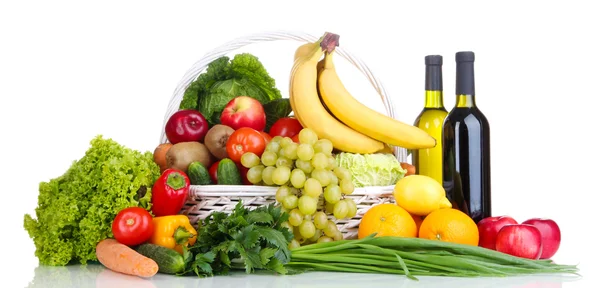 Composição com legumes e frutas em cesta de vime isolado em branco — Fotografia de Stock