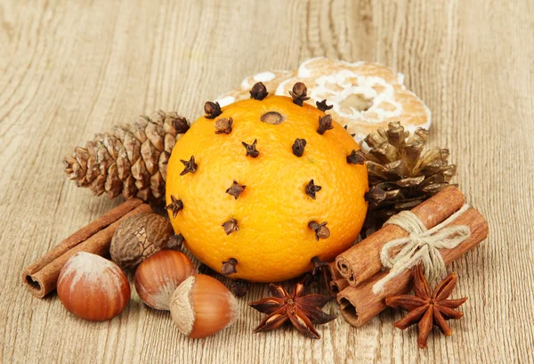 Composición de especias navideñas, sobre fondo de madera — Foto de Stock