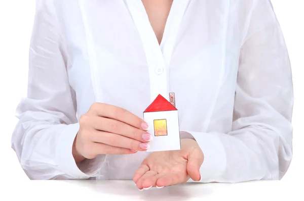 Концепция: женские руки с бумажным домом, крупным планом — стоковое фото