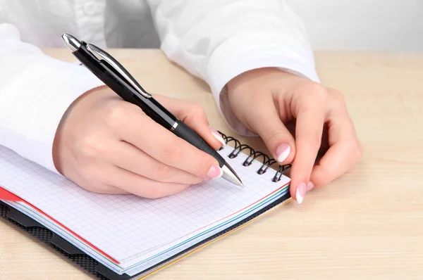 Nahaufnahme von Geschäftsfrau Händen, Schreiben auf Papier — Stockfoto