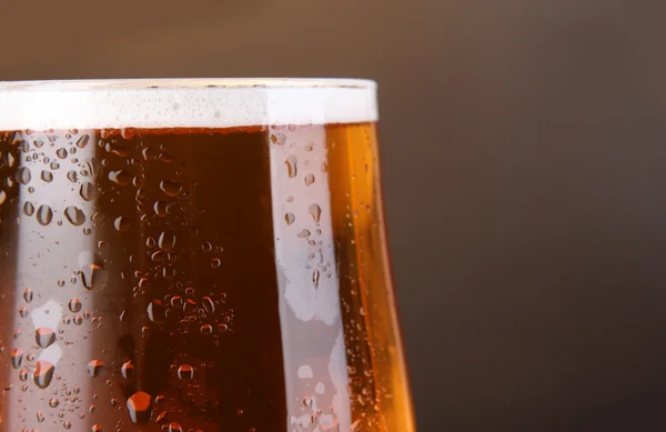 Glass of beer on grey background close-up — Stockfoto