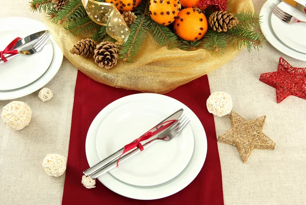 Piękne świąteczne tabeli ustawienie z mandarynki i świerk, z bliska — Zdjęcie stockowe