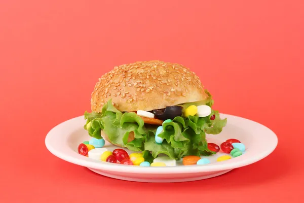 Концептуальное изображение для ухода за питанием: разнообразные витамины и пищевые добавки в бун.На цветном фоне — стоковое фото