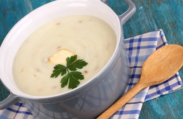 Mashed potatoes in saucepan on blue wooden table — Stock Photo, Image