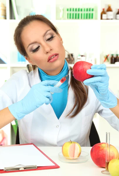 Joven científico en laboratorio — Foto de Stock