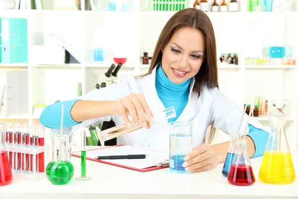 Jonge wetenschapper in laboratorium — Stockfoto