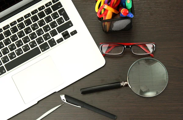 Material de escritório e laptop isolado em branco — Fotografia de Stock