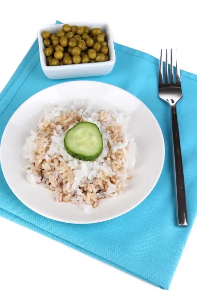 Здоровые продукты питания на тарелке изолированы на белом — стоковое фото