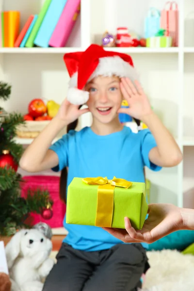 Presente de Natal para menina — Fotografia de Stock