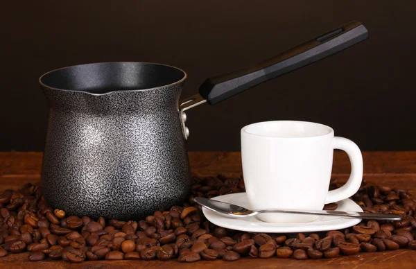 Cafeteira com copo branco na mesa de madeira — Fotografia de Stock